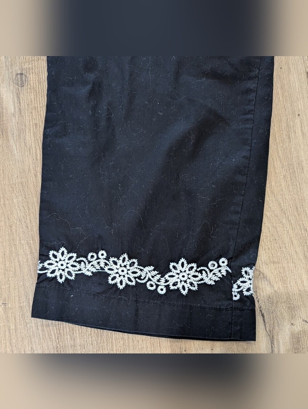 4/$40 Northern Reflections Black Embroidered Cotton Capri Pant - Picture 5 of 6